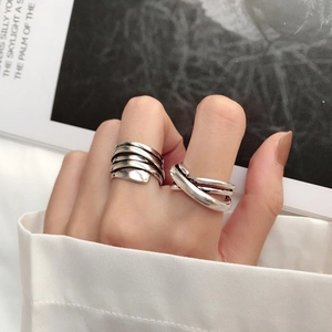 Primer plano de anillos de plata vintage de múltiples capas para un estilo industrial