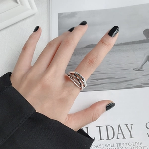 Detalle de anillo envolvente plateado vintage con grabado Forever y textura de cuerda
