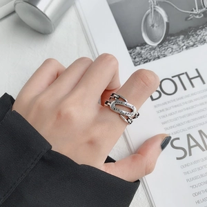 Primer plano de un anillo vintage de plata S925 con grabado 'Good Luck' y diseño de cadena