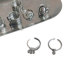 Set de anillos plateados vintage con colgante de carita sonriente y cadena grabada