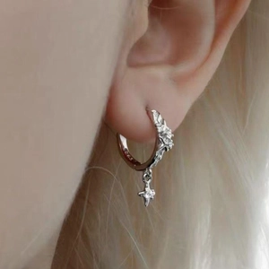 Pendientes de aro de plata S925 con detalles de diamantes y dijes de estrellas elegantes