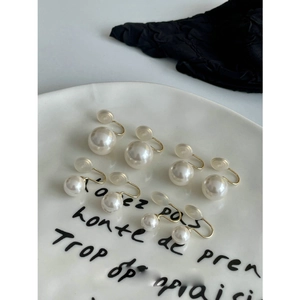 Elegante set de pendientes de clip con perlas blancas, clips dorados y almohadillas