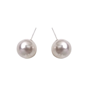 Pendientes de perlas vintage franceses con agujas de plata S925 sobre fondo blanco