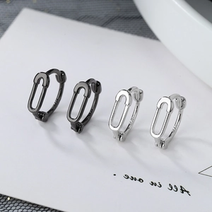 Détail de boucles d'oreilles trombone en argent S925 finitions noir et argent