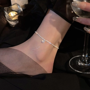 Bracelet de cheville en argent étincelant avec pendentif diamant pour un dîner élégant