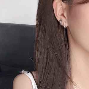 Boucles d'oreilles épingles de sûreté minimalistes en métal argenté et noir style punk