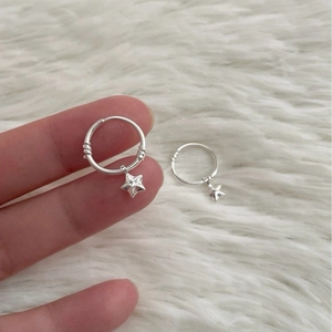 Boucles d'oreilles créoles étoiles argentées avec anneau en spirale sur fausse fourrure