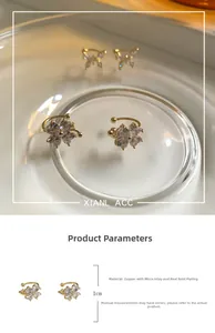 Detalle de clips de oreja de mariposa dorados con parámetro de tamaño de 1cm