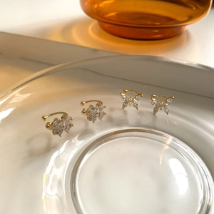 Pendientes de clip de mariposa y flor con circonitas doradas para orejas sin agujero