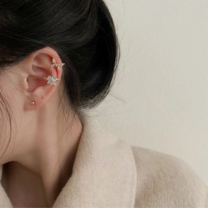 Elegante conjunto de clips de oreja con mariposa y flor de circón dorado para mujer