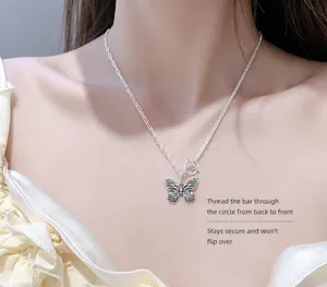 Retro Thai-Silber Schmetterling Anhänger Halskette mit asymmetrischer Kette und OT-Verschluss