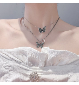 Detailansicht der Retro-Silber Schmetterling-Halskette mit OT-Verschluss am Modell