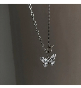Detail der Vintage Schmetterlingshalskette mit asymmetrischer Kette und OT-Verschluss