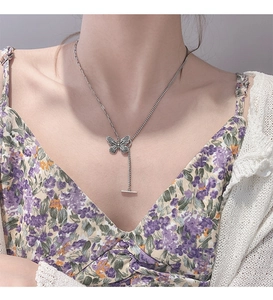 Details einer silbernen Vintage Schmetterling Halskette mit OT-Verschluss am Modell