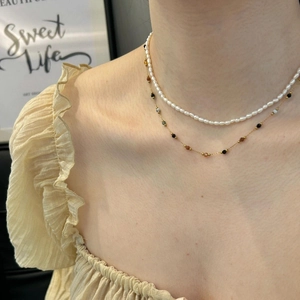 Collana a doppio strato con perline colorate dopamina, perle bianche e oro