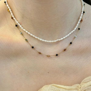 Set collana a doppio strato con perline colorate e girocollo di perle per look estivo