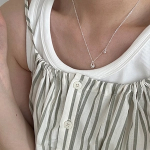 Collier à pendentif sac de fortune argenté minimaliste sur mannequin avec deux pendentifs