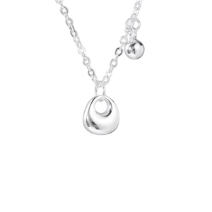 Collier minimaliste en argent avec pendentif goutte, chaîne en O et perle sur fond blanc