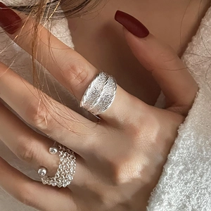 Anillo ancho plateado con textura y anillo de cadena multicapa para estilo minimalista
