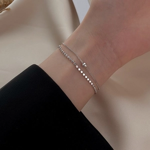 Zweilagiges silberfarbenes Armband mit feiner Kugel- und flacher Vierkantgliederung