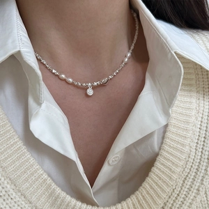 Elegante collana di perle argentata S925 con ciondolo a cuore e faccina sorridente sul modello