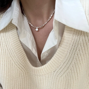 Elegante collana in argento S925 con perle d'acqua dolce e ciondolo smiley su un modello