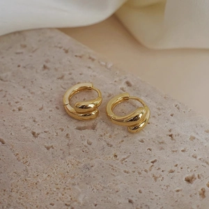 Minimalistische unregelmäßig gedrehte Tropfenohrringe mit 18K Vergoldung für Damen