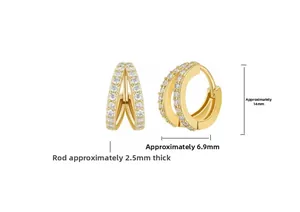 Detalle de pendientes de gota dorados asimétricos con medidas de 14mm de alto y 6,9mm