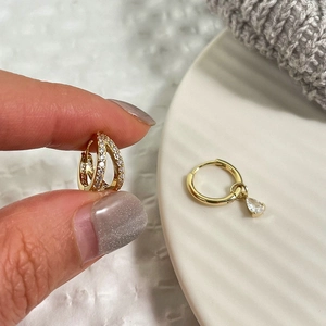 Pendientes asimétricos de gota de oro con circonitas y colgantes de cristal en forma de pera