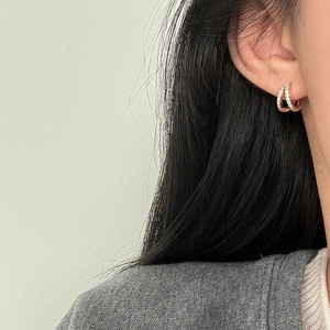 Pendientes minimalistas asimétricos de doble aro en oro rosa con piedras de circón
