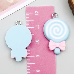 Macro di ciondolo a lecca-lecca in resina blu da 4cm con fiocco rosa e anello in metallo