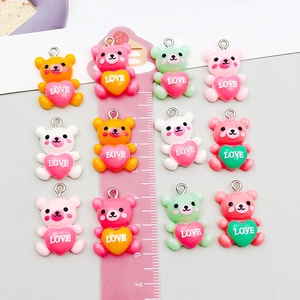 Set di 12 ciondoli a forma di orsetto in resina colorata con cuori LOVE per gioielli DIY