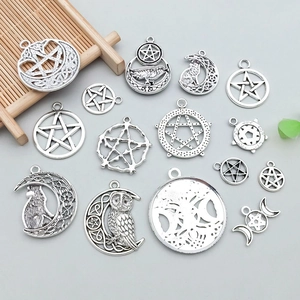 Detailansicht verschiedener antiker Silberlegierungsanhänger mit Mond- und Wolfmotiven