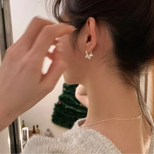 Pendientes de aro estrella en plata S925 y collar de corazón usados por una modelo real