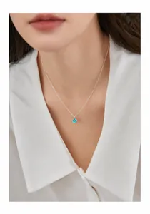 Dettaglio collana con pendente a stella verde lago con sorriso su catena a sfere