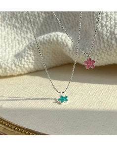 Dettaglio di ciondoli a fiore sorridente in smalto rosa e verde su catene a sfere