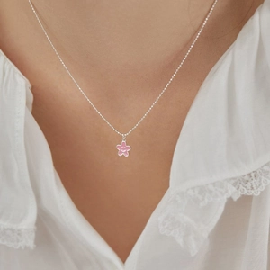 Collana con stella rosa sorridente e catena a sfere argento per un look dolce