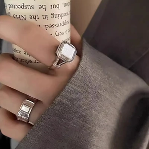 Anillos geométricos retro de plata con circonitas con un estilo chic francés elegante
