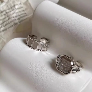 Vista macro de anillo geométrico de plata y anillo con piedra cuadrada con sello S925 plata