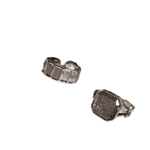 Anillos vintage plateados con piedra cuadrada gris y banda ancha texturizada