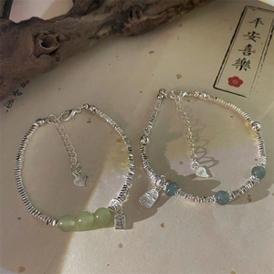 Makroaufnahme von S925 Silberarmband mit Hetian Jade und chinesischem Fu Glücksanhänger