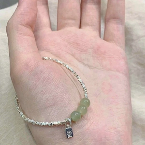 Detail eines S925 Silber-Armbands mit unregelmäßigen Perlen, Jade und Fu-Anhänger