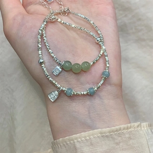 Armband mit unregelmäßigen Silberperlen, Hetian-Jade und chinesischen Segensanhängern