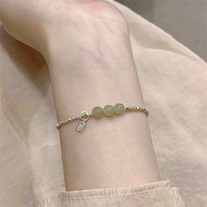 Minimalistisches S925 Silberperlen-Armband mit grünen Nephrit-Jade-Steinen am Handgelenk