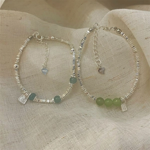 S925 Sterling Silber Perlenarmband mit grünem Jadestein und unregelmäßigen Silberstücken