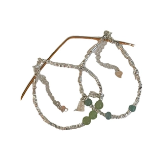 Armband mit unregelmäßigen Silberperlen, grünen Hetian-Jade-Steinen und S925 Silber Anhänger