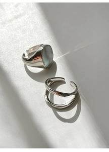 Detalle de anillo doble de plata S925 con incrustación de nácar y banda ajustable entrelazada
