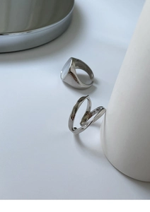 Detalle de anillos de plata S925 con incrustación de nácar y diseño de ondas finas