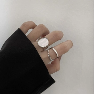 Anillo S925 plateado de doble capa con líneas retorcidas e incrustación de nácar