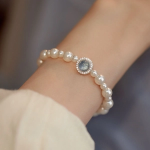 Elegant pearl bracelet featuring a circular blue zircon pendant with micro-inlaid diamonds